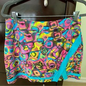 Fun golf skort by Tzu Tzu!  Multicolored w bright teal edging and shorts. Large